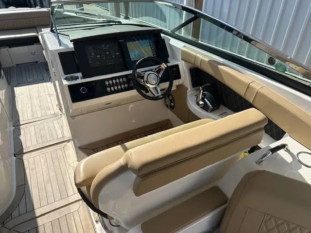 Slide: The Image of Sea Ray 350 SLX 2022 - 9