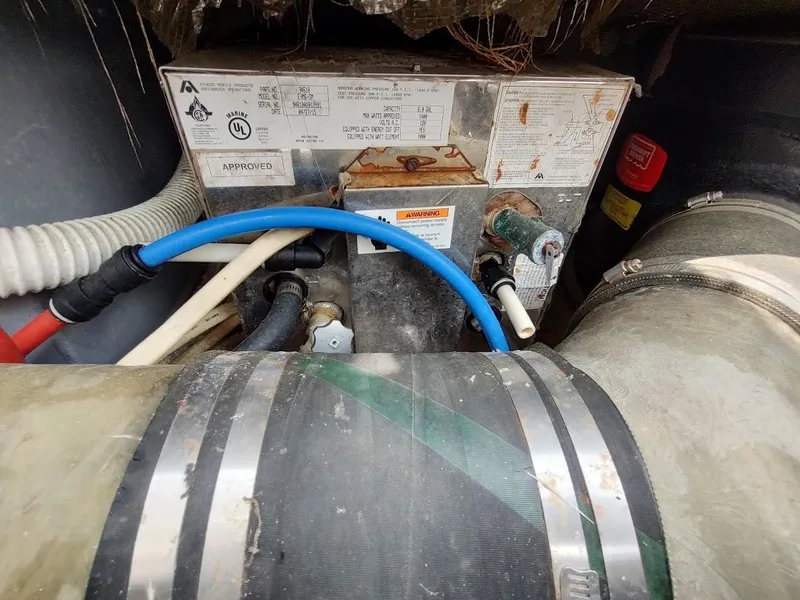 Slide: The Image of Wellcraft 330 Coastal 1997 - 105