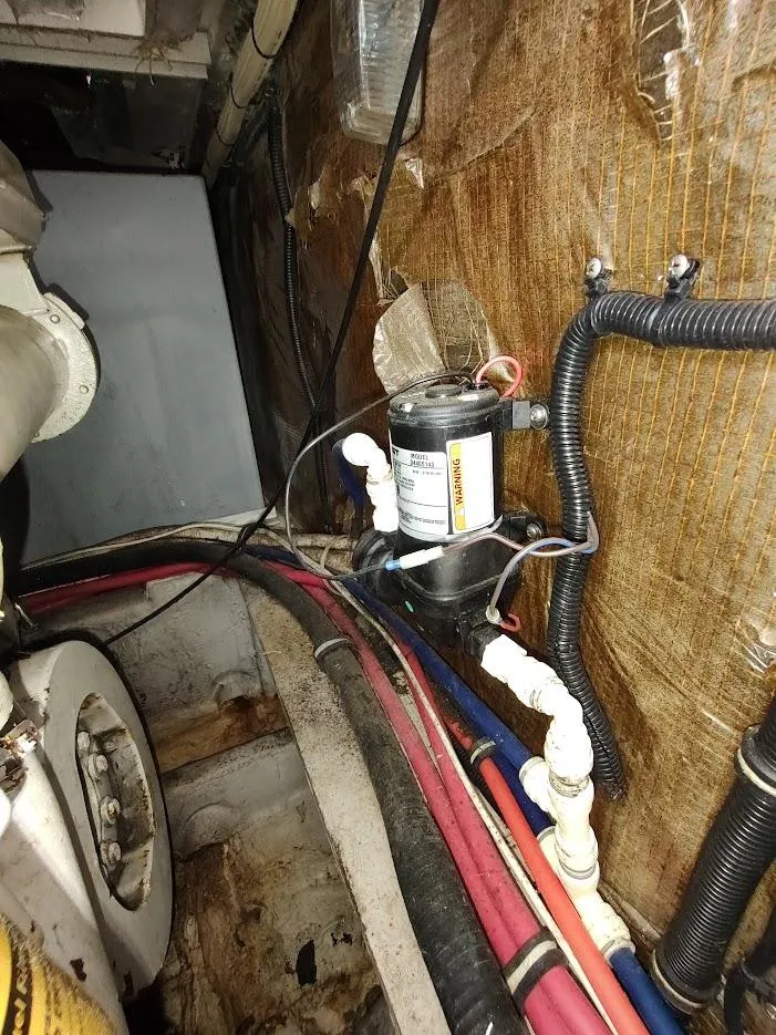 Slide: The Image of Wellcraft 330 Coastal 1997 - 89