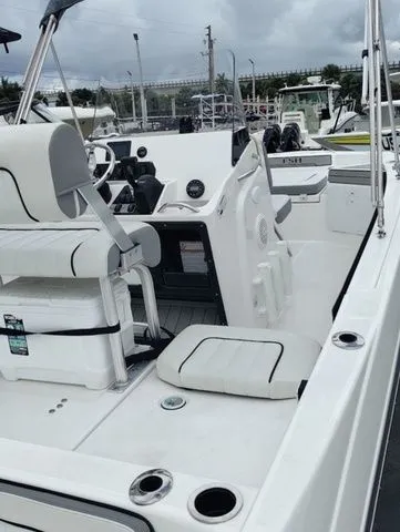 Slide: The Image of Yamaha 190 FSH Deluxe 2022 - 8