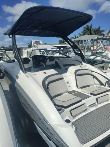 Slide: The Image of 2019 Yamaha Boats 242 Limited S E-Series with sleek design and spacious seating. - 10