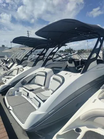 Slide: The Image of 2019 Yamaha Boats 242 Limited S E-Series on display under a cloudy sky. - 8