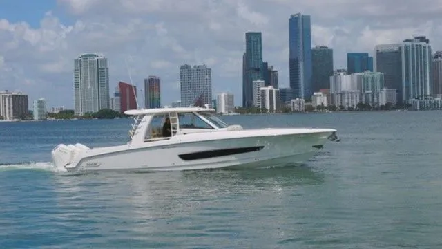 The Image of Boston Whaler 420 Outrage 2026 - 1