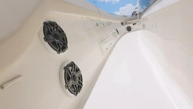 Slide: The Image of Boston Whaler 420 Outrage 2026 - 10