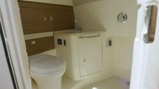 Slide: The Image of Boston Whaler 420 Outrage 2026 - 13