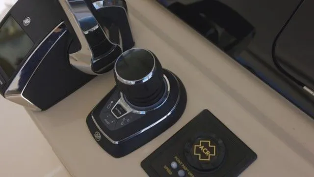 Slide: The Image of Boston Whaler 420 Outrage 2026 - 14