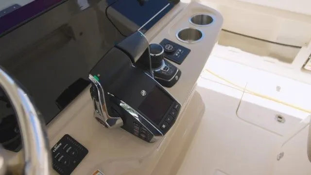 Slide: The Image of Boston Whaler 420 Outrage 2026 - 15