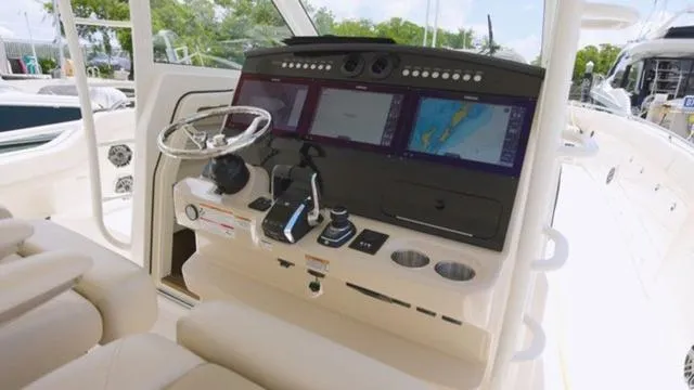 Slide: The Image of Boston Whaler 420 Outrage 2026 - 17