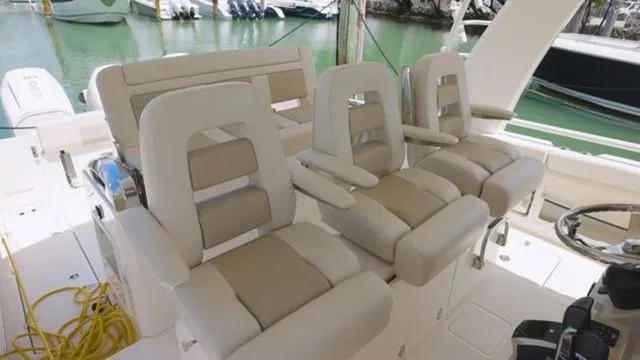 Slide: The Image of Boston Whaler 420 Outrage 2026 - 18
