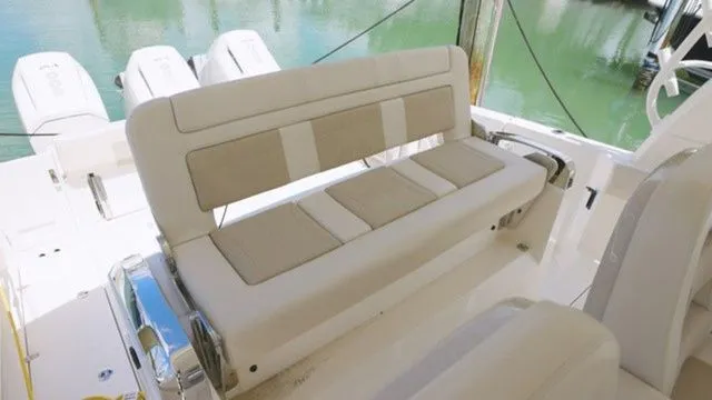 Slide: The Image of Boston Whaler 420 Outrage 2026 - 19