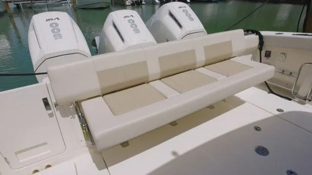 Slide: The Image of Boston Whaler 420 Outrage 2026 - 20