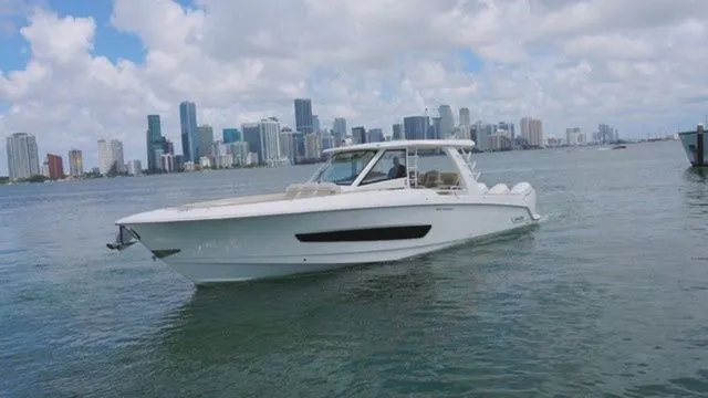 Slide: The Image of Boston Whaler 420 Outrage 2026 - 3