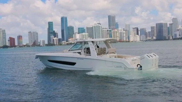 Slide: The Image of Boston Whaler 420 Outrage 2026 - 4