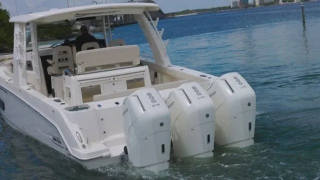 Slide: The Image of Boston Whaler 420 Outrage 2026 - 5