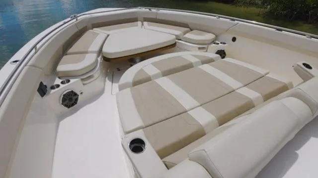 Slide: The Image of Boston Whaler 420 Outrage 2026 - 6