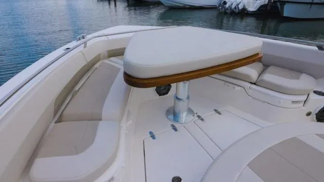 Slide: The Image of Boston Whaler 420 Outrage 2026 - 7