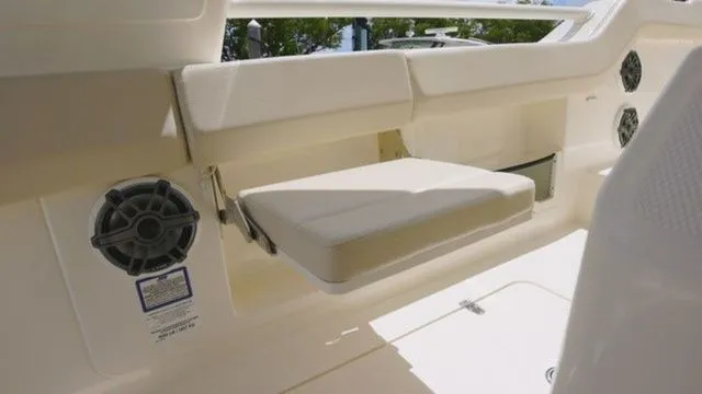 Slide: The Image of Boston Whaler 420 Outrage 2026 - 9