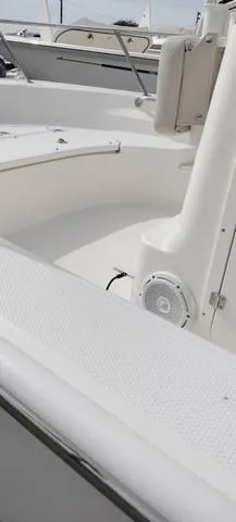 Slide: The Image of Boston Whaler 170 Montauk 2024 - 21