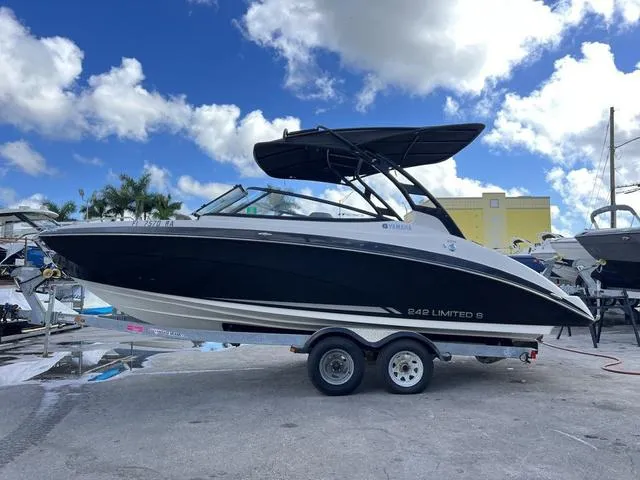 Slide: The Image of Yamaha 242LTD-SE 2016 - 2