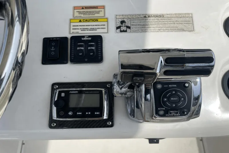 Slide: The Image of Boston Whaler 240 Outrage 2008 - 18