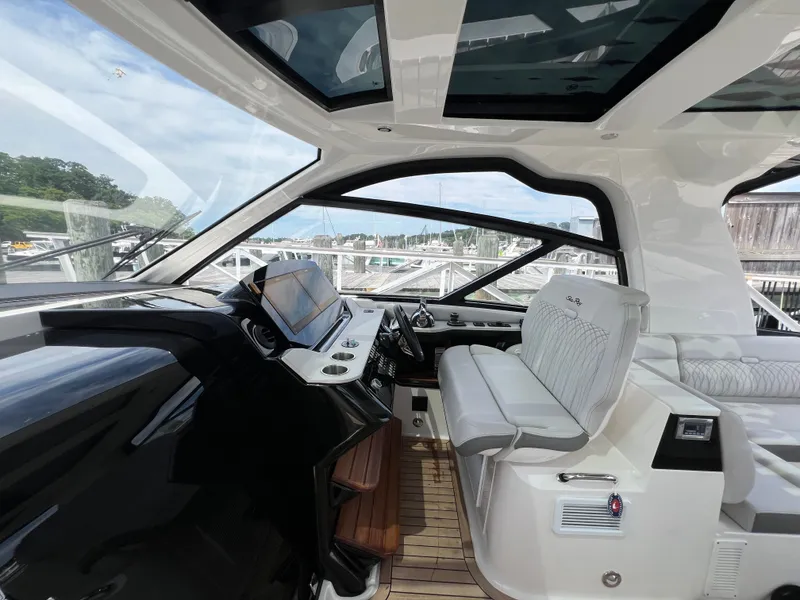 Slide: The Image of Sea Ray Sundancer 370 Outboard 2023 - 26