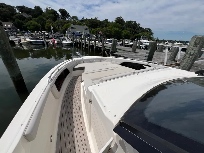 Slide: The Image of Sea Ray Sundancer 370 Outboard 2023 - 27