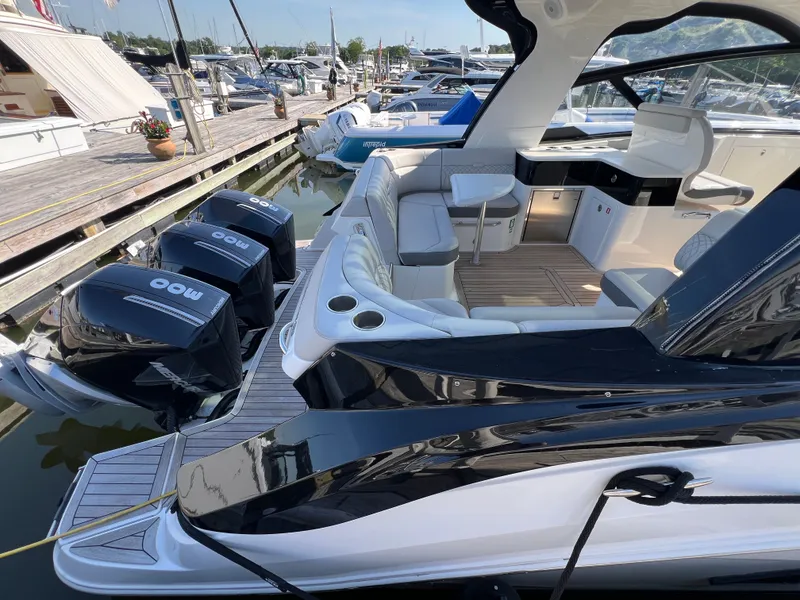 Slide: The Image of Sea Ray Sundancer 370 Outboard 2023 - 32