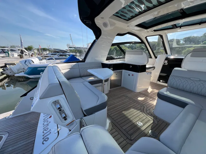 Slide: The Image of Sea Ray Sundancer 370 Outboard 2023 - 33