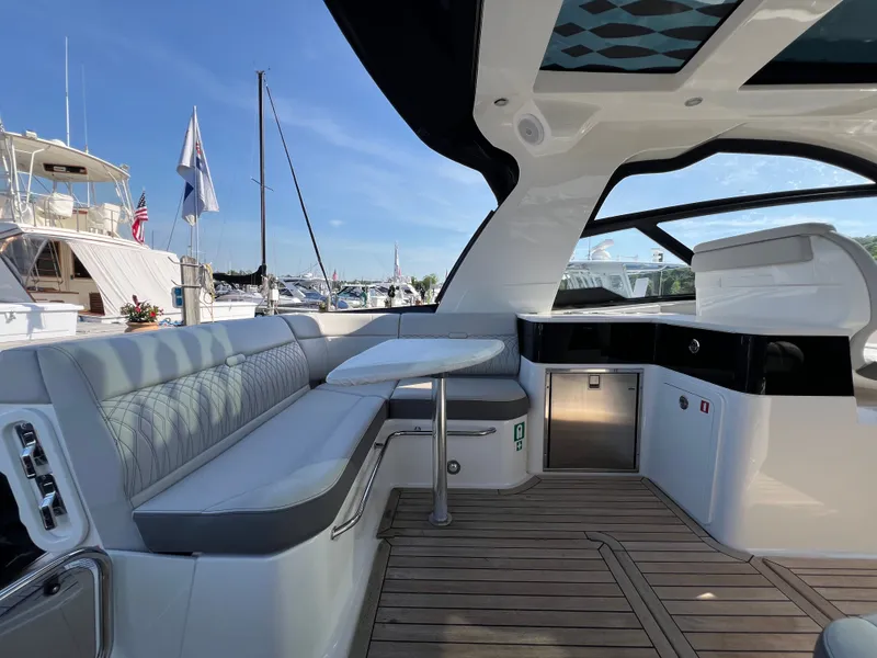 Slide: The Image of Sea Ray Sundancer 370 Outboard 2023 - 36