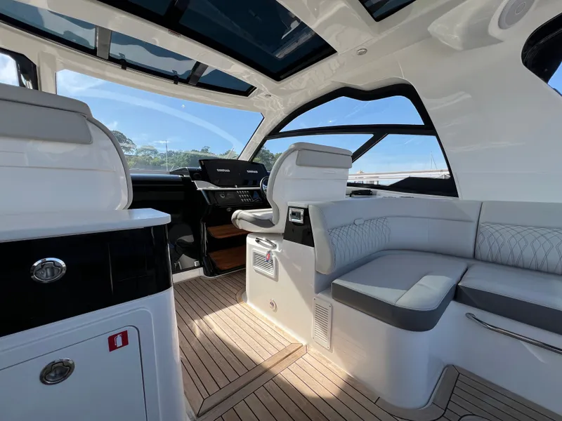Slide: The Image of Sea Ray Sundancer 370 Outboard 2023 - 38