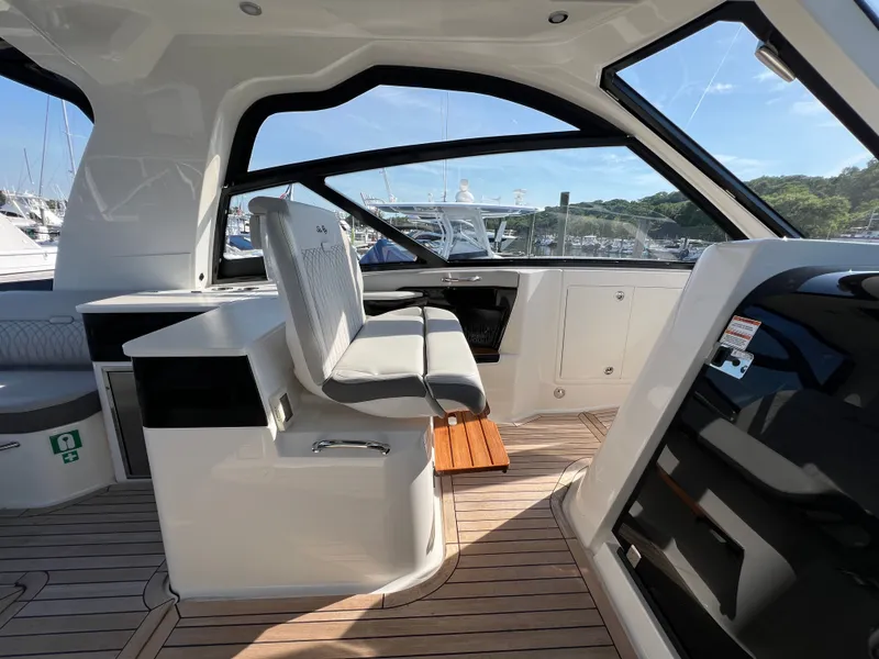 Slide: The Image of Sea Ray Sundancer 370 Outboard 2023 - 40