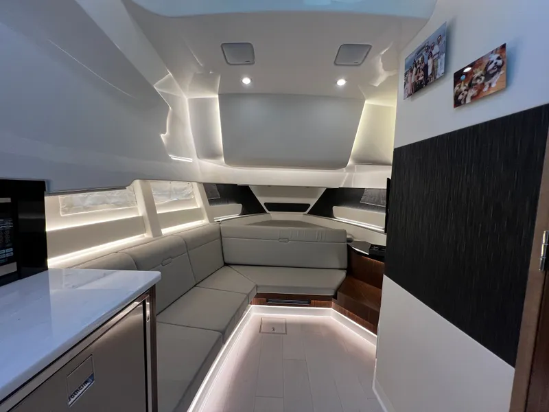 Slide: The Image of Sea Ray Sundancer 370 Outboard 2023 - 41