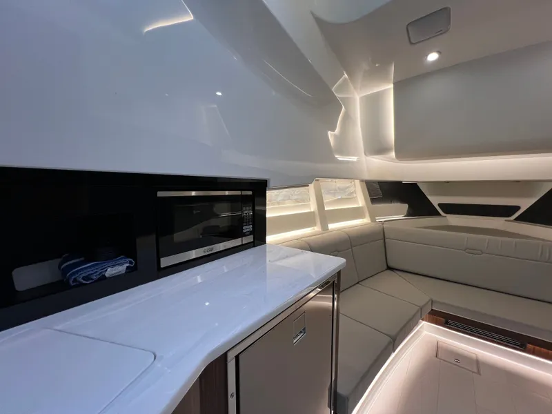 Slide: The Image of Sea Ray Sundancer 370 Outboard 2023 - 42