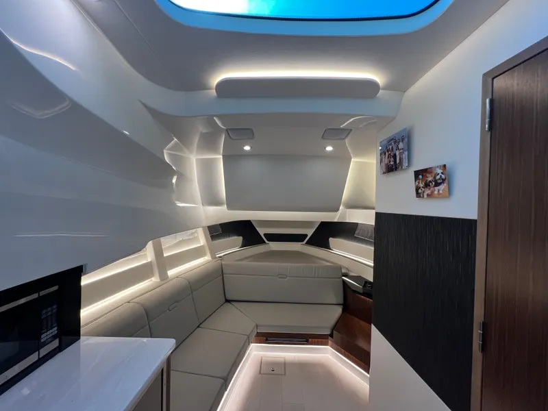 Slide: The Image of Sea Ray Sundancer 370 Outboard 2023 - 43