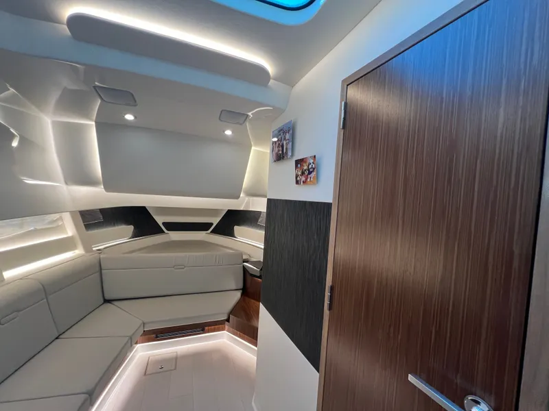 Slide: The Image of Sea Ray Sundancer 370 Outboard 2023 - 45