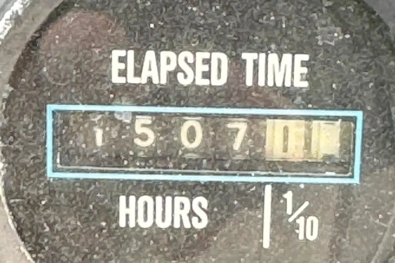 Slide: The Image of Elapsed time meter showing 1507.1 hours on a 1986 Carver Mariner 3297. - 18
