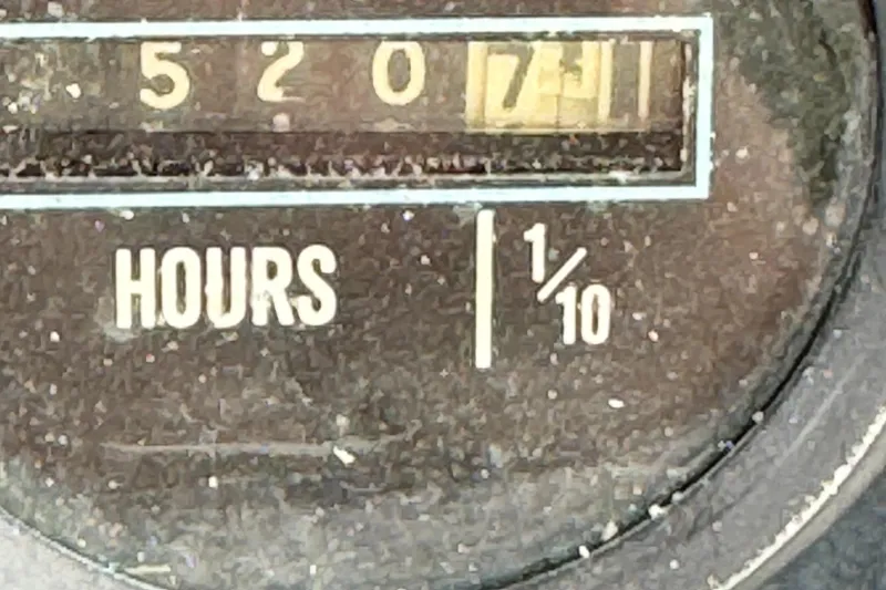 Slide: The Image of Hour meter showing 5207.1 hours on a 1986 Carver Mariner 3297. - 19