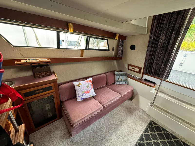 Slide: The Image of 1986 Carver Mariner 3297 interior with cozy seating and decorative pillows. - 4