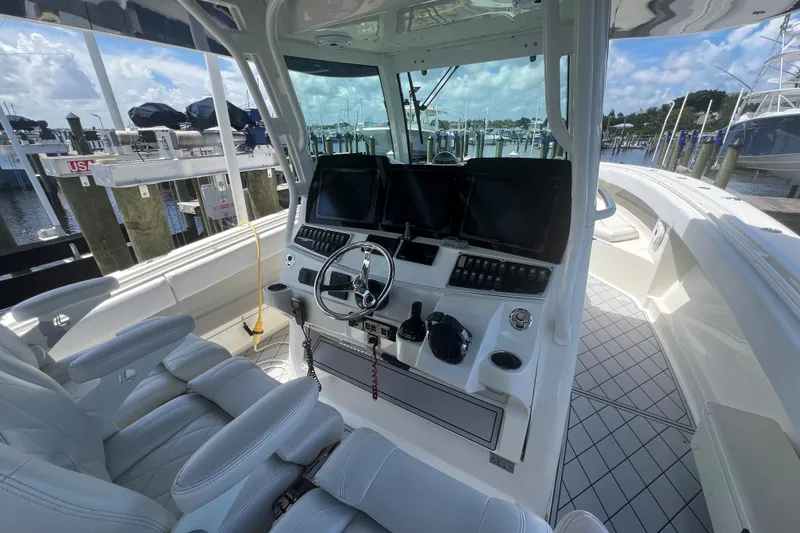 Slide: The Image of HCB 42 Five Wahoos - Helm - 4