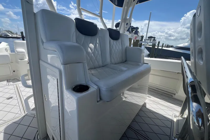 Slide: The Image of HCB 42 Five Wahoos - Helm - 7