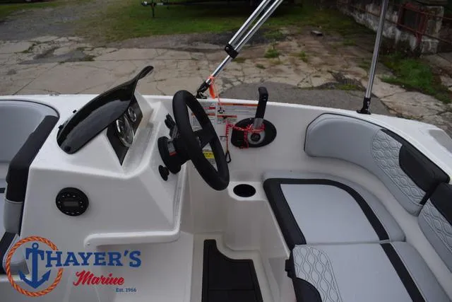 Slide: The Image of Bayliner Element M15 2023 - 17