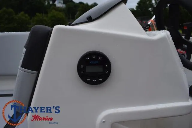 Slide: The Image of Bayliner Element M15 2023 - 18