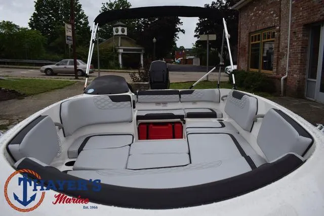 Slide: The Image of Bayliner Element M15 2023 - 27