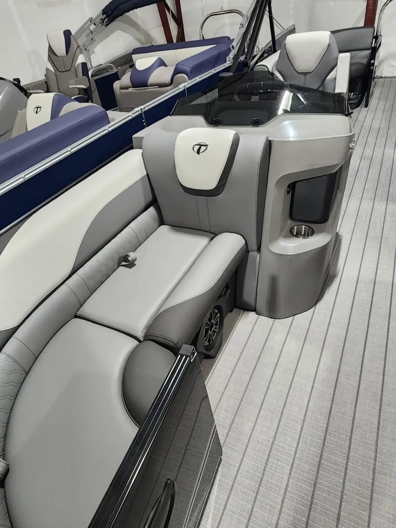 Slide: The Image of Tahoe LTZ 2385 Quad Lounge 2025 - 12