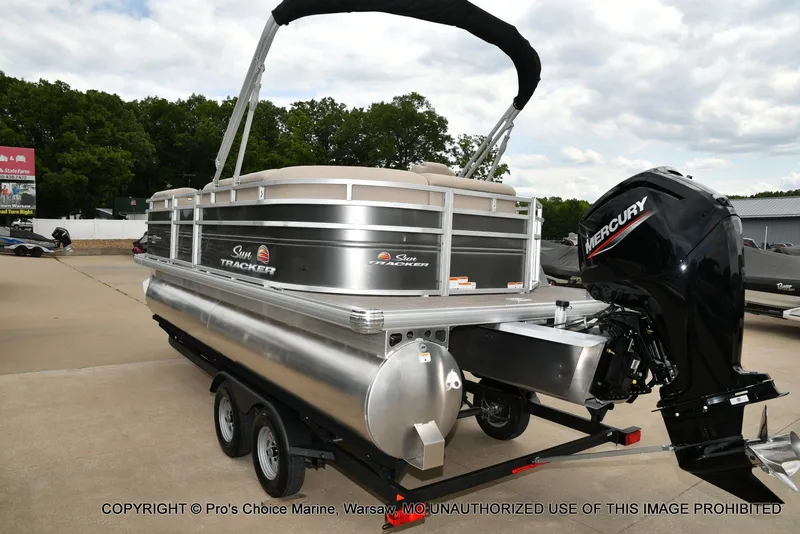 Slide: The Image of Sun Tracker Party Barge 20 DLX 2025 - 12