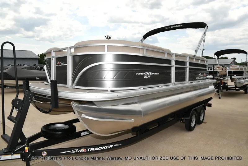 Slide: The Image of Sun Tracker Party Barge 20 DLX 2025 - 13