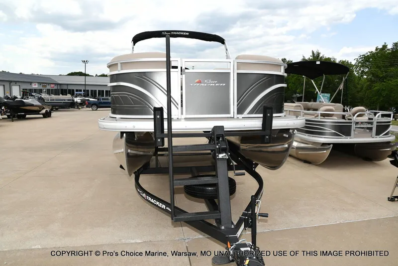 Slide: The Image of Sun Tracker Party Barge 20 DLX 2025 - 15