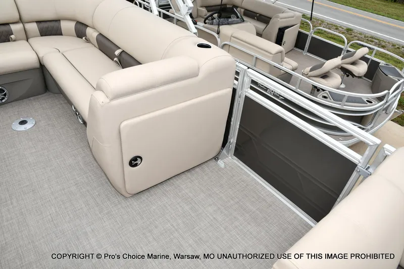 Slide: The Image of Sun Tracker Party Barge 20 DLX 2025 - 17