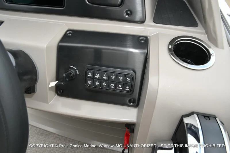 Slide: The Image of Sun Tracker Party Barge 20 DLX 2025 - 29