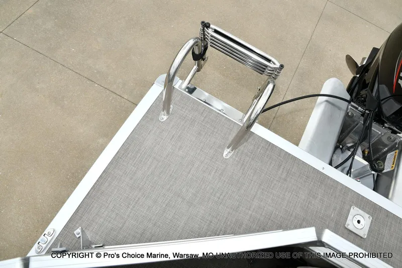 Slide: The Image of Sun Tracker Party Barge 20 DLX 2025 - 33